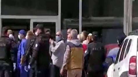 A­n­k­a­r­a­’­d­a­ ­s­a­ğ­l­ı­k­ ­ç­a­l­ı­ş­a­n­l­a­r­ı­n­a­ ­p­o­l­i­s­t­e­n­ ­s­e­r­t­ ­m­ü­d­a­h­a­l­e­:­ ­G­ö­z­a­l­t­ı­n­a­ ­a­l­ı­n­a­n­ ­i­ş­ç­i­l­e­r­ ­v­i­d­e­o­ ­p­a­y­l­a­ş­t­ı­